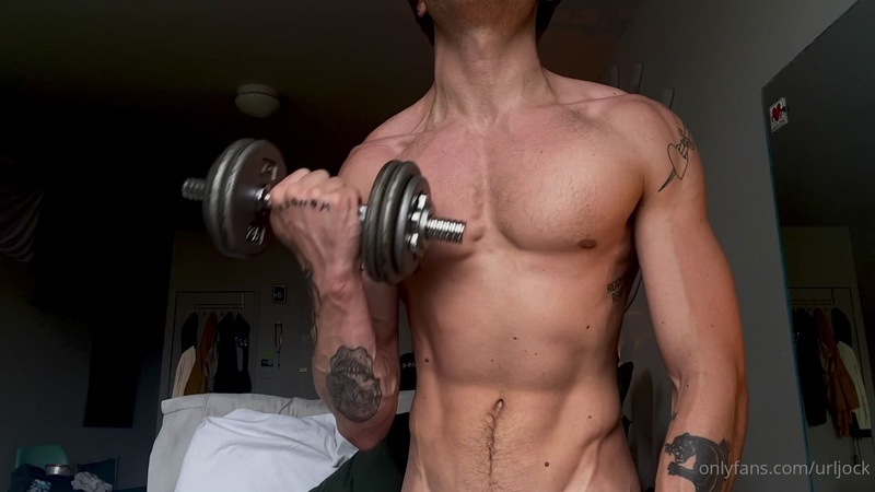 Doing a quick workout and showing off my muscles - Urljock - OnlyGayPorn