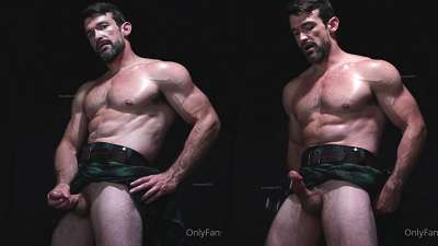 Carpenter Max shows off his cock - OnlyGayPorn