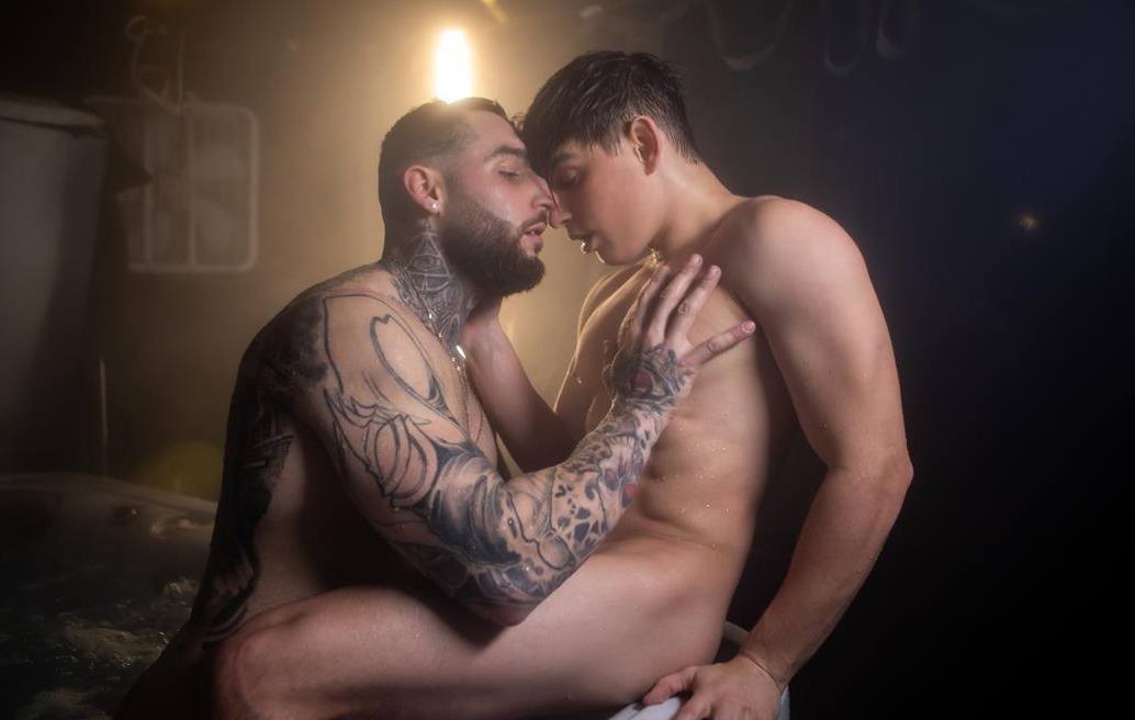 Hot Tub Hook Up - Reno and Tony D'Angelo - OnlyGayPorn