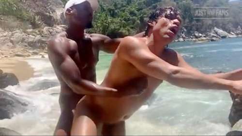 Rhyheim Shabazz fucks Alejandro Castillo on the beach - OnlyGayPorn