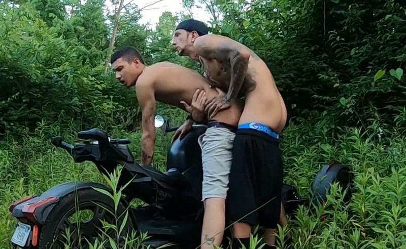 Gotti and King44 fuck on the side of the highway - OnlyGayPorn
