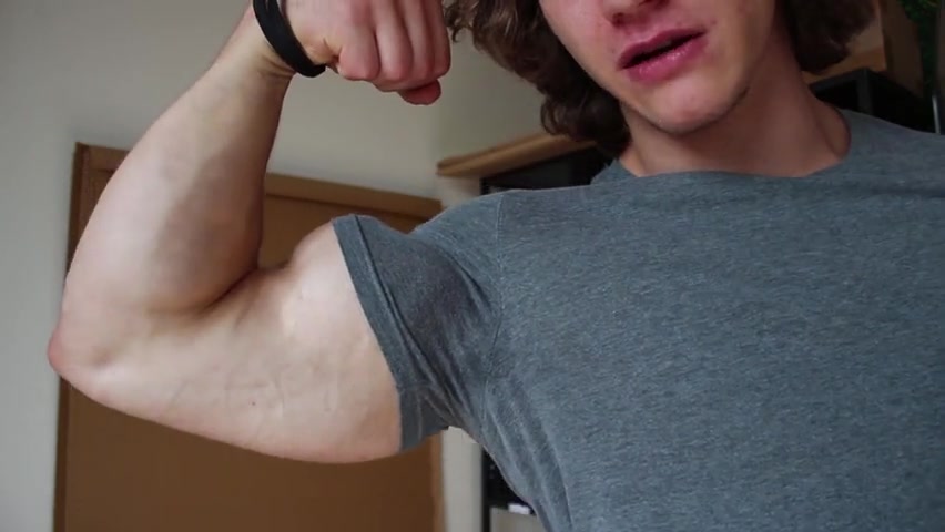 Flexing hard and showing off my mucles Adrian Kovats - OnlyGayPorn