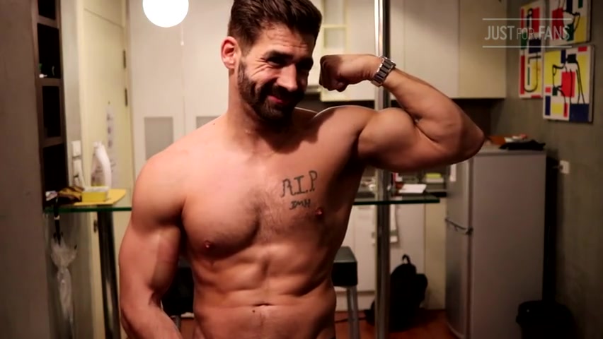Flexing while showing off my muscles and big cock Brett King - OnlyGayPorn