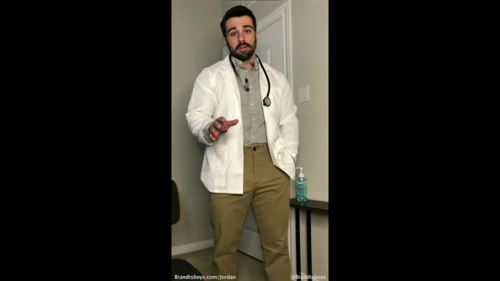Jerking off and shooting a big load Doctor Role play JordanxBrandt - OnlyGayPorn