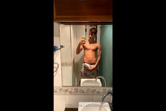 Quick jerk off in the bathroom - Alec Santos (alec_sants) - OnlyGayPorn