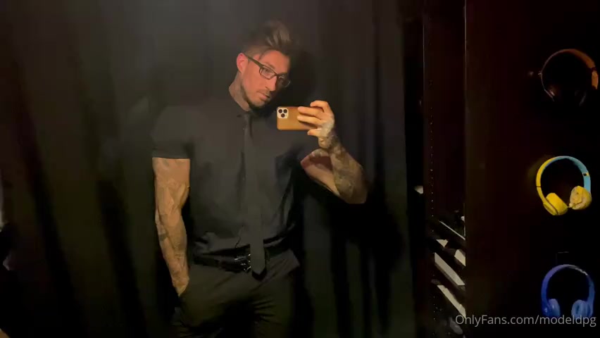 Slowly stripping and showing off my muscles Modeldpg - OnlyGayPorn