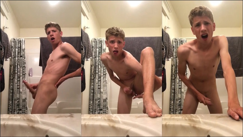 jaden_big jerks off in bathroom