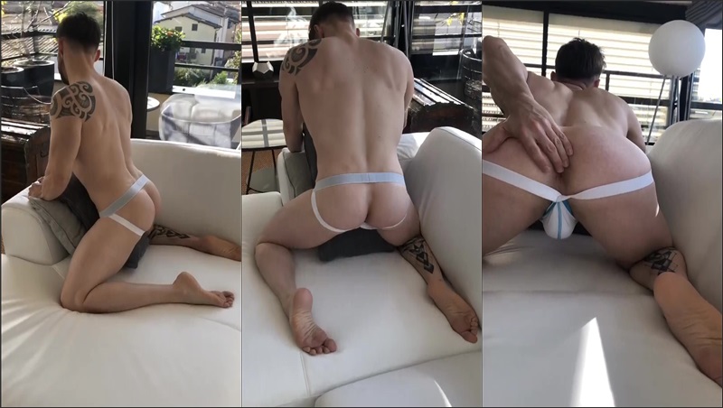 davidtwist - showing off my ass on the sofa