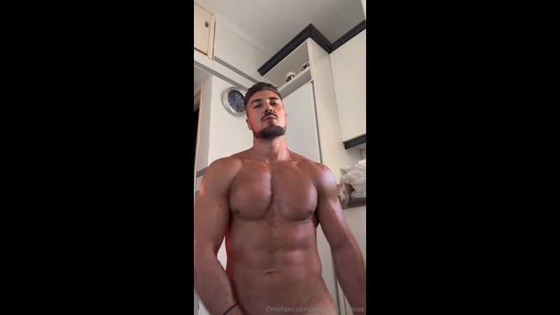 Muscular Hunk Miguel Guerrero Shows Off His Ripped Body
