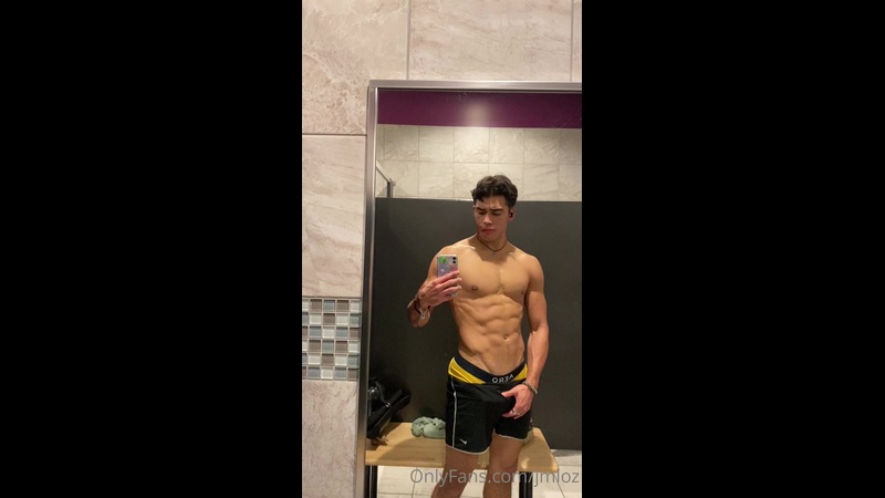 Josh Loz (jmloz) Showing Off Dick in Gym Changeroom