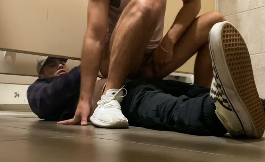 Anonymous Public Bathroom Fucking - CruisingSoCal Raw Action