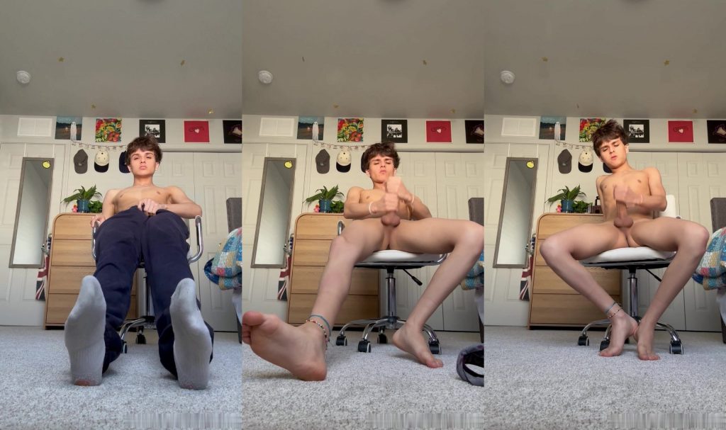Hung Twink Sawyersroom Jerks Off in Steamy Solo Session