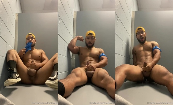 Zain Holt Jerks Off in Gym Locker Room and Shows Muscles - fmelovely