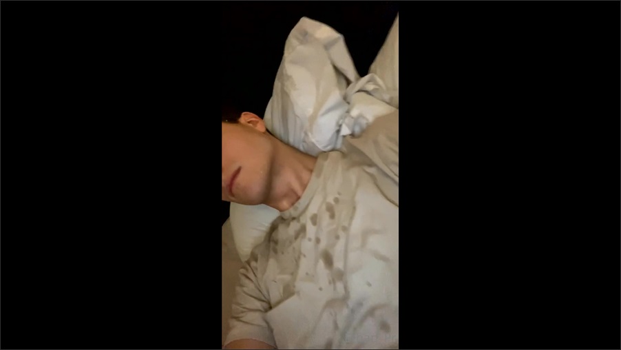 Ethan_Pr shoots huge load all over his own face