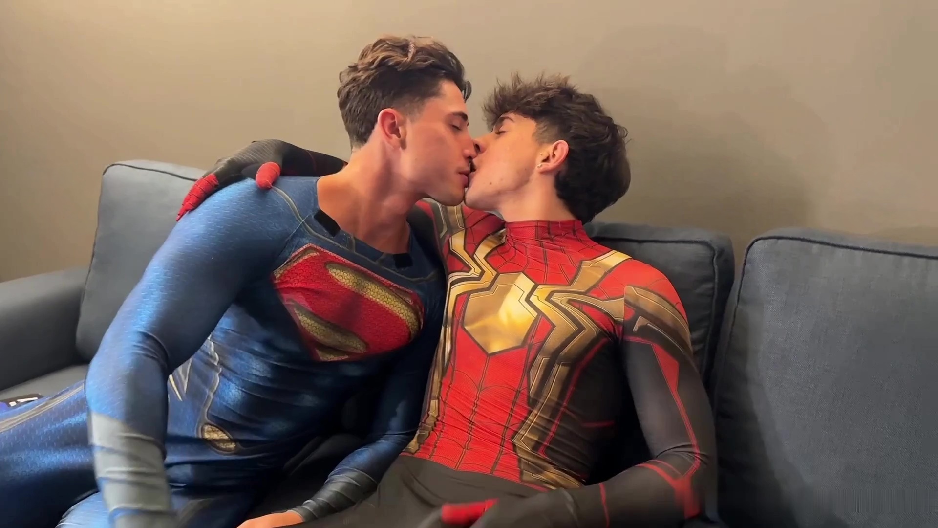 Samuele Cunto and Ivan.ilterribile: Spiderman vs Superman Gay Porn