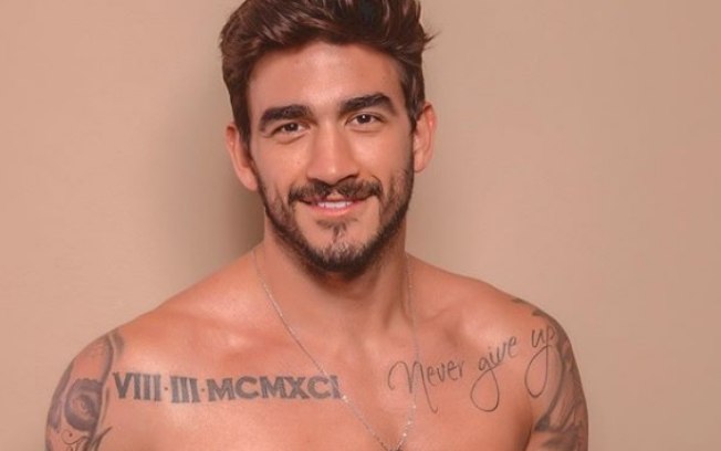 Ex-BBB Gui Napolitano Jerks Off in Shower