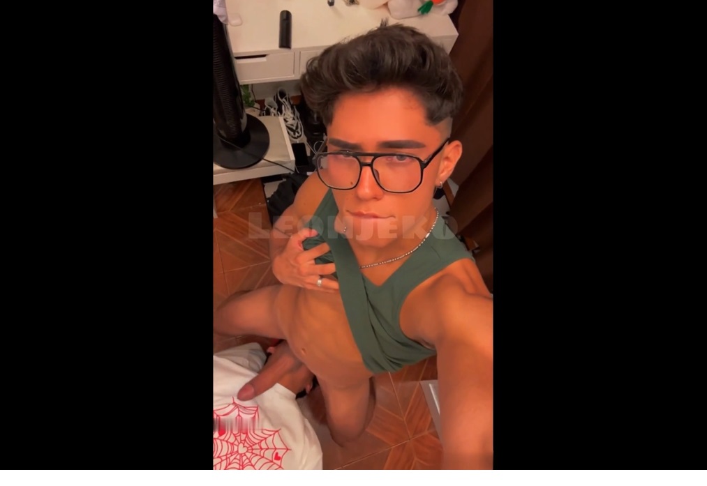 Jeriko Leon (leonjeko) breeds friend watching TV