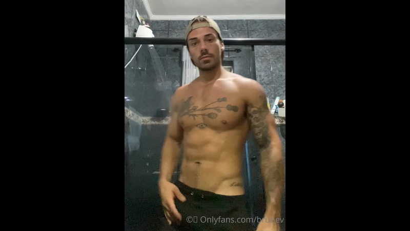 Bruno Neves Shows Off Body and Fat Cock - brunev