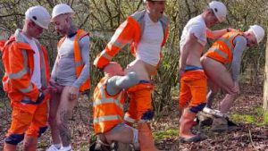 Steven Barrett and PiggyBuilder fuck in the woods – OnlyGayPorn