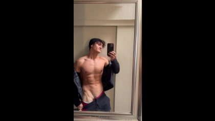 Showing off my body and big cock – BigggWild – OnlyGayPorn