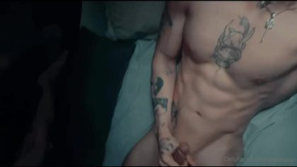 Jerking off in bed and shooting a big load over my abs – Tommy Van (Saigonpapi) – OnlyGayPorn