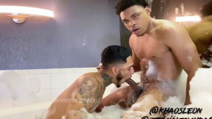 Khaos Leon and Officialtay have oral sex in a hot tub – Onlyfans – OnlyGayPorn