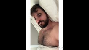 Waking up and showing off my naked body – Ardillagenocida – OnlyGayPorn