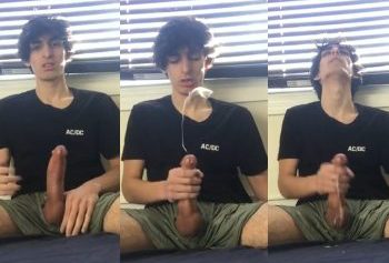 Nerdy twink jerks his big dick and cums – OnlyGayPorn