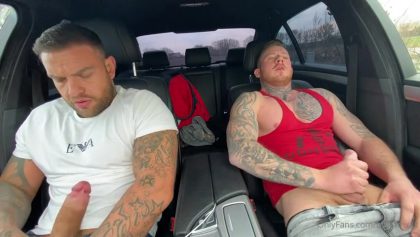 Andy Lee (AndyLeeXXX) and Big Liam (BigLiamXXX) jerk off together in the car – OnlyGayPorn