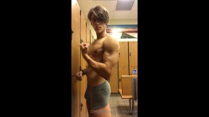 Flexing in the gym locker room – Chase Stobbe (cmschse) – OnlyGayPorn