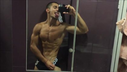Flexing while in the shower DylonSC – OnlyGayPorn
