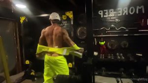 Slowly stripping and flexing Modeldpg – OnlyGayPorn