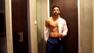 Wearing a suit and doing a strip tease Brett King – OnlyGayPorn